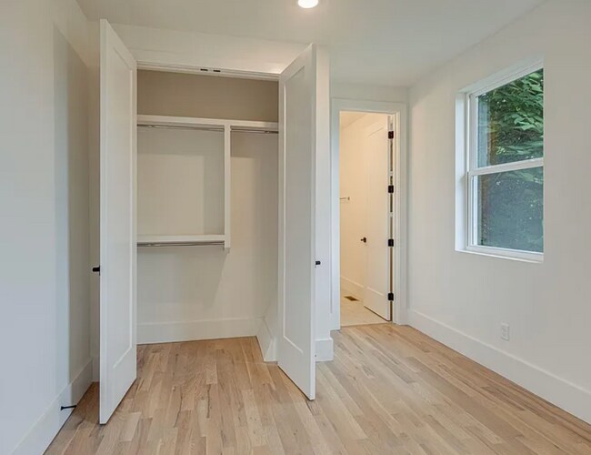 Dormitorio en la primera planta con baño privado. - 613 Southgate Ave
