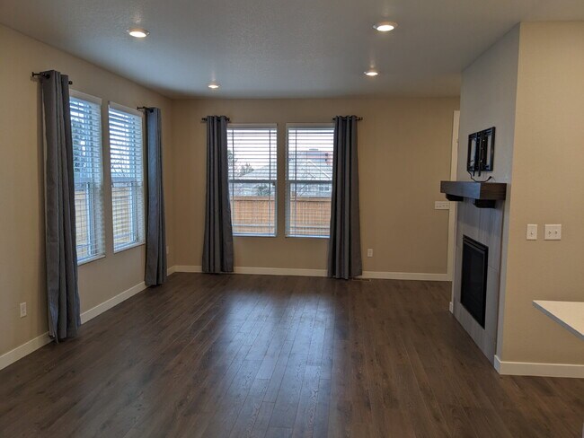 Foto del edificio - Luxury Open Concept Townhome in Quiet Littleton Neighborhood Complete with Mountain Views!