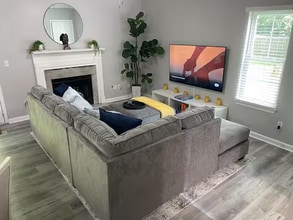 Building Photo - 5690 Hampton Ct