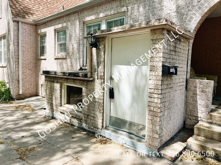 1435 Fairmount St Unit 1435 1/2 N Fairmount, Wichita, KS 67208 Room