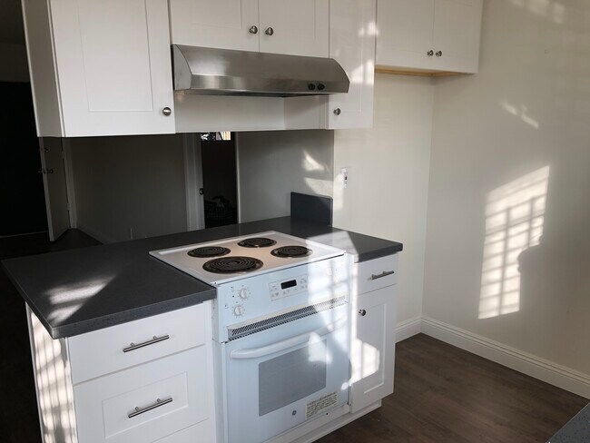 Kitchen - 7117 Rugby Ave