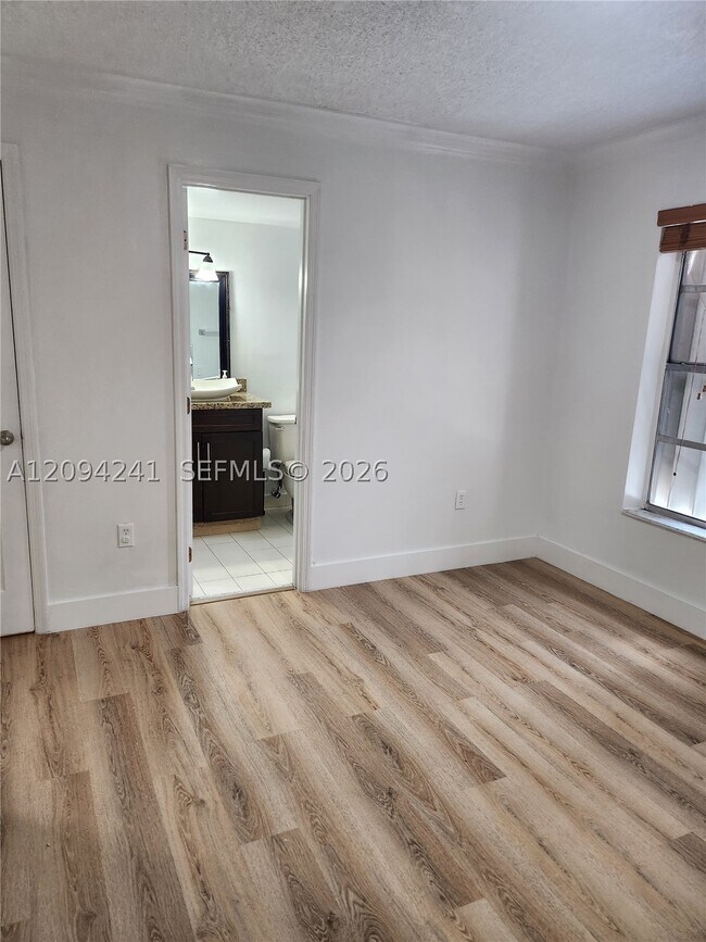 Foto del edificio - 1725 W 60th St