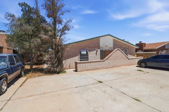 Building Photo - 2918 E Glen Dr