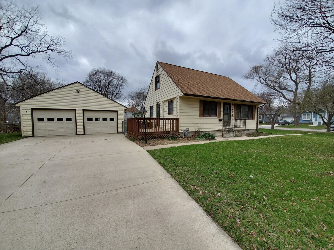 2003 Walnut St, Cedar Falls, IA 50613 House Rental in Cedar Falls, IA