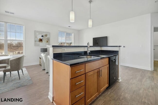 Building Photo - 909 Mansion Dr