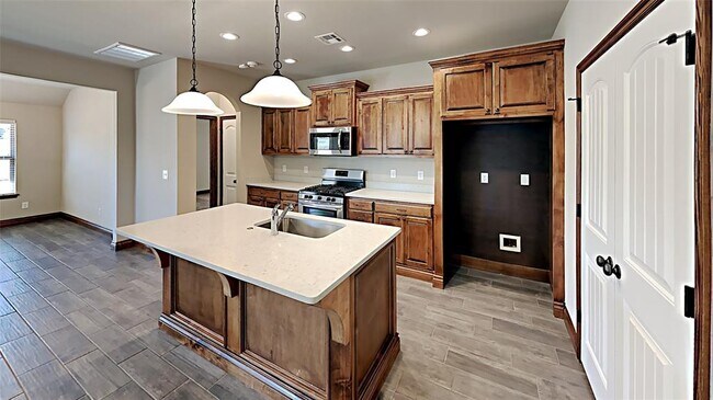 Building Photo - 14301 Peach Tree Dr