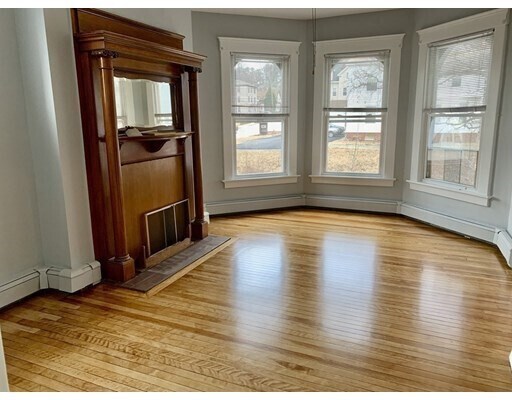 Big windows with lots of light coming in - 178 Lincoln St