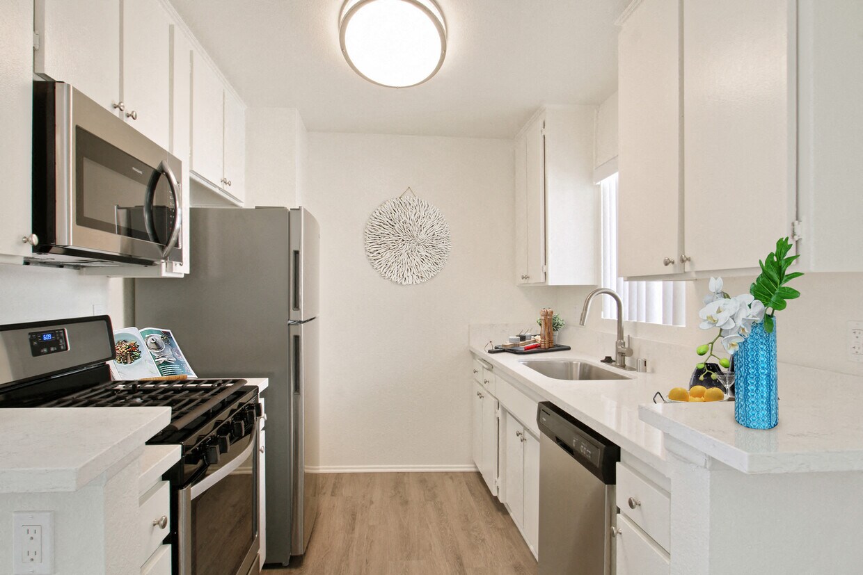 Foto principal - 5760 Laurel Canyon Apartments