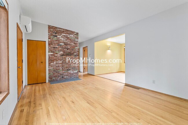 Building Photo - Charming SW Portland Duplex Two Bedrooms O...