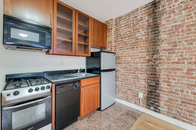Building Photo - 435 W 54th St