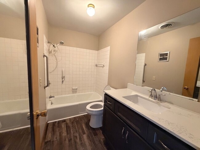 Building Photo - Available Now!! 1 Bedroom, 1 Bath Upper Level Remodeled Apartment for Rent!!