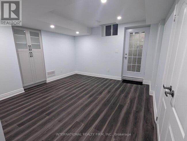 Building Photo - 75 Bulmer Crescent