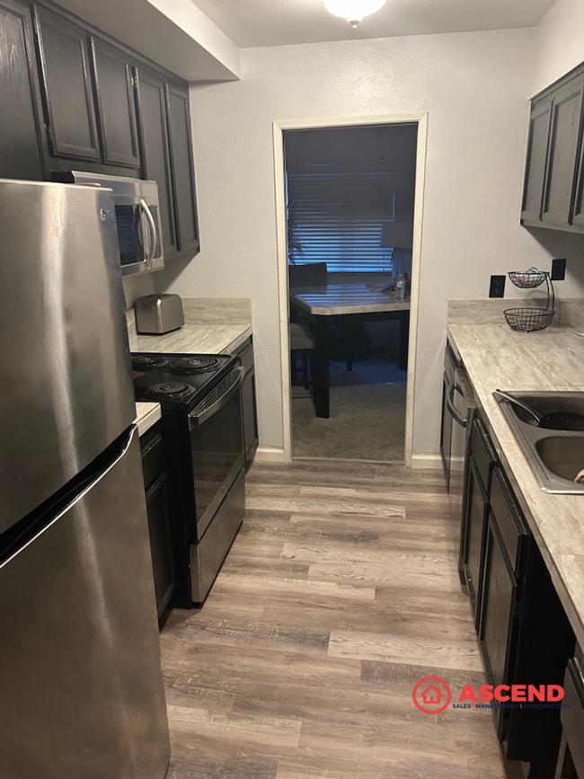 Building Photo - Charming Townhouse in the Stockdale Area