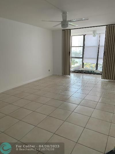 Building Photo - 800 Parkview Dr