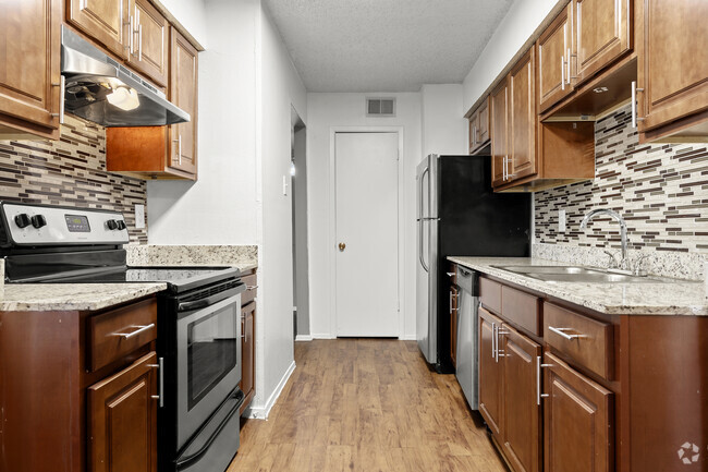 1BR, 1BA - 704SF (A2) - Kitchen - Carriage House