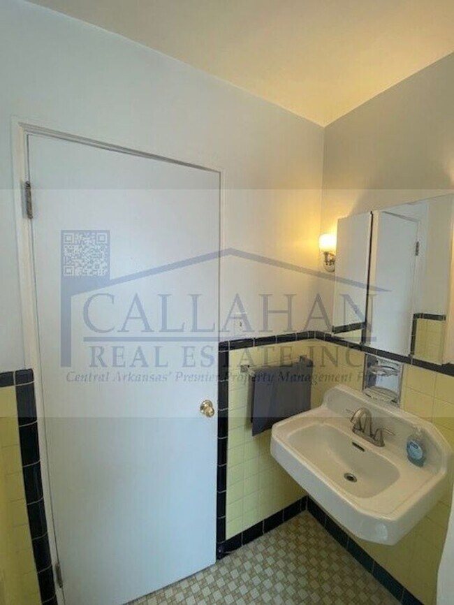 Building Photo - Furnished Long term apartment in Park Hill!!