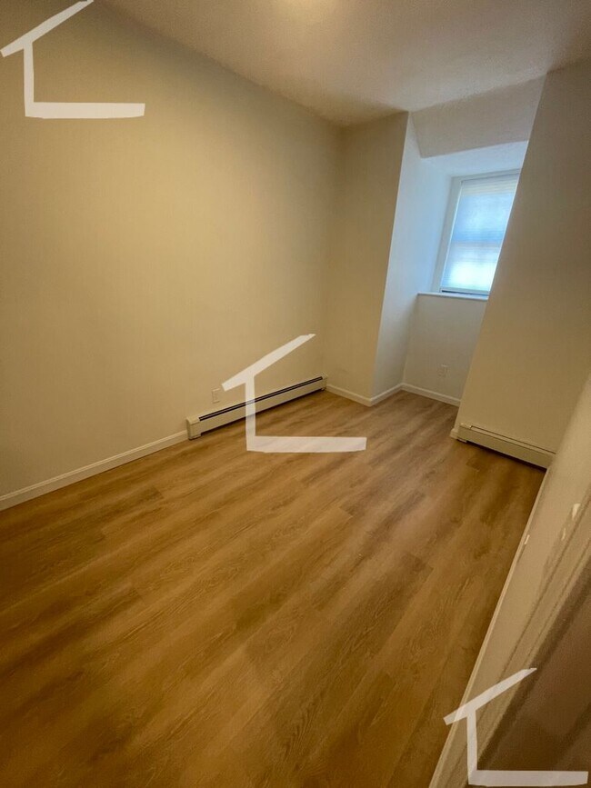 Building Photo - Newly renovated 3 bed unit in a prime loca...
