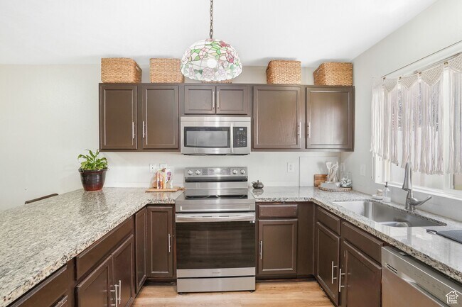 Building Photo - 475 N Redwood Rd