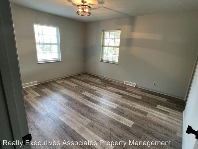 Building Photo - 5 br, 3 bath House - 1243 Laurel Road