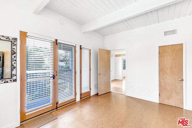 Foto del edificio - 2460 N Gower St