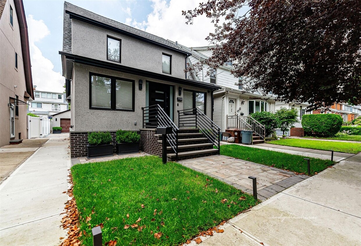Primary Photo - 71-31 Loubet St