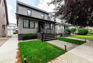 Building Photo - 71-31 Loubet St