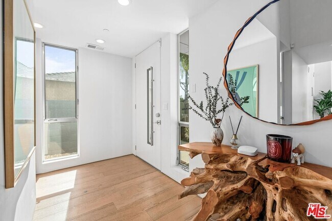 Foto del edificio - 2736 Armacost Ave