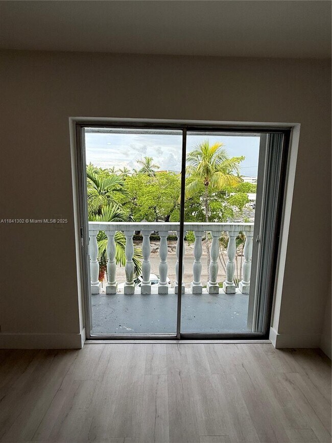 Foto del edificio - 1150 Madruga Ave