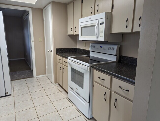 Building Photo - 3 Bedroom Home in Quiet Rockledge Suburb