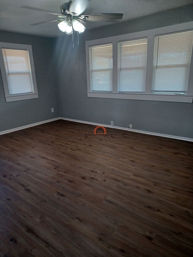 Building Photo - Nicely updated 2 bedroom 1 bathroom home.