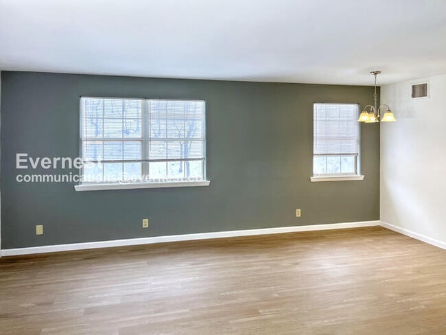 Building Photo - 12802 N Cresap St