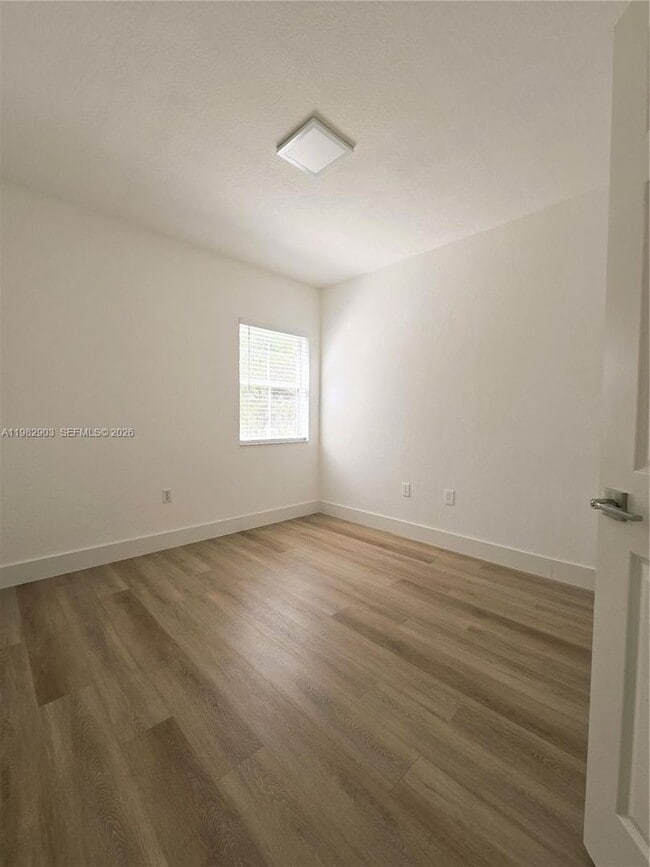 Foto del edificio - 2564 Centergate Dr