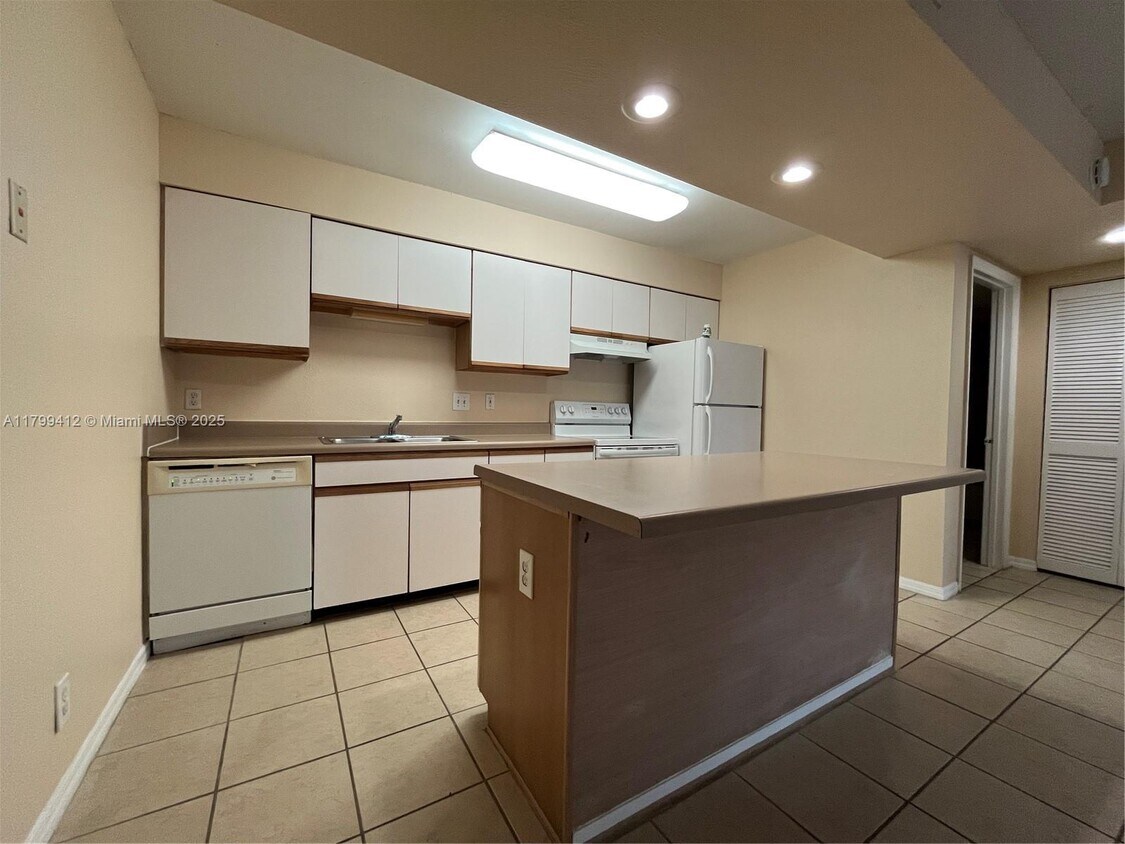 Foto principal - 3985 W McNab Rd