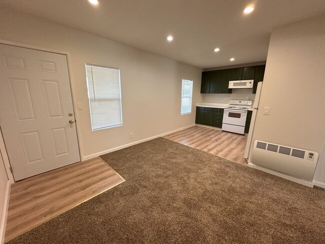 Foto del edificio - Two Bedroom, One Bathroom Apartment in Westwood