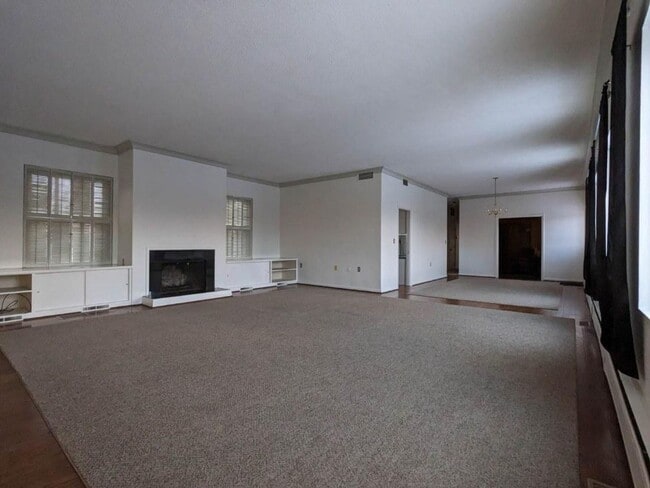Building Photo - Awesome Downtown Apartment