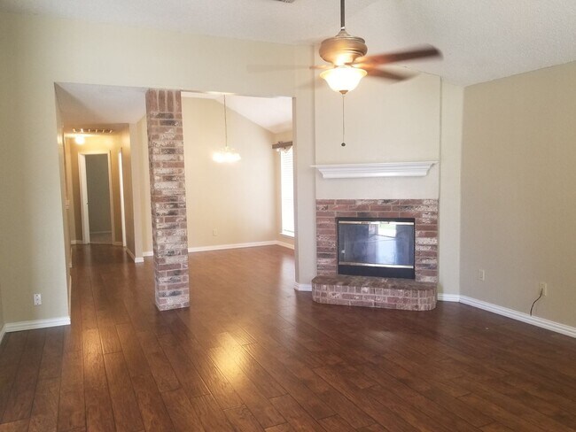 Foto del edificio - 6412 Brookcrest Dr