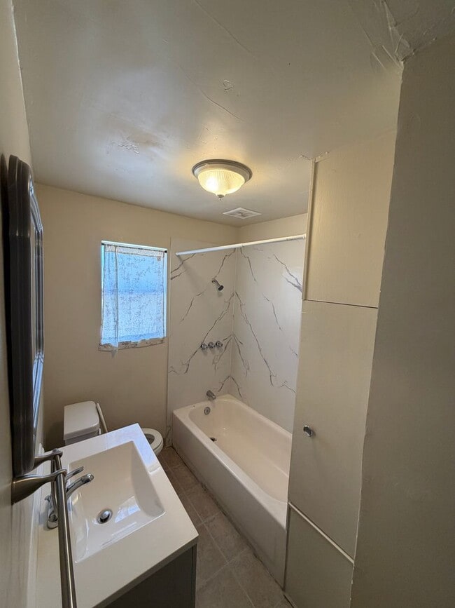 Building Photo - 2 bedroom 1 bath