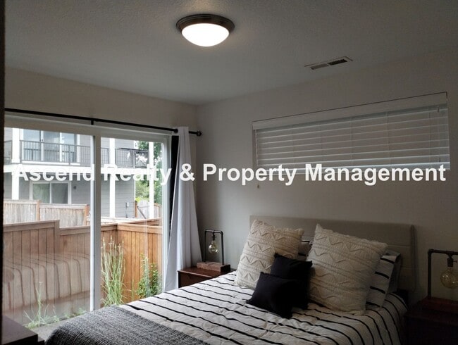 Building Photo - Like New 4 Bed Beauty Full Bed & Bath on M...