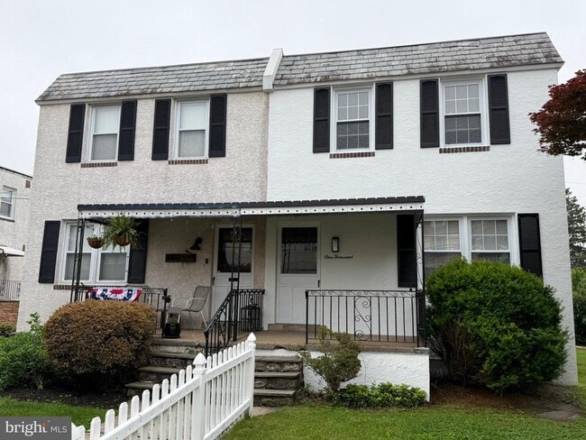 Building Photo - 1000 E Pleasant Ave