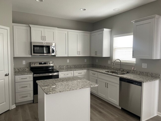 Building Photo - 4 bedroom 2.5 bath - Blue Springs