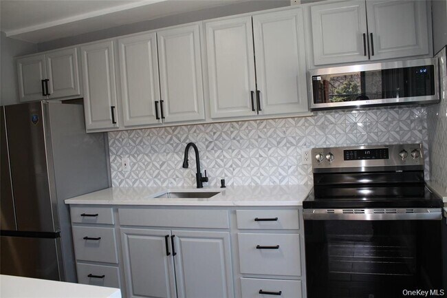 Foto del edificio - 810 Blooming Grove Turnpike
