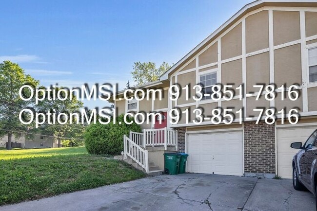 Building Photo - Spacious Townhome!
