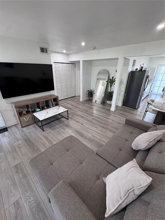 Foto del edificio - 8550 Byron Ave
