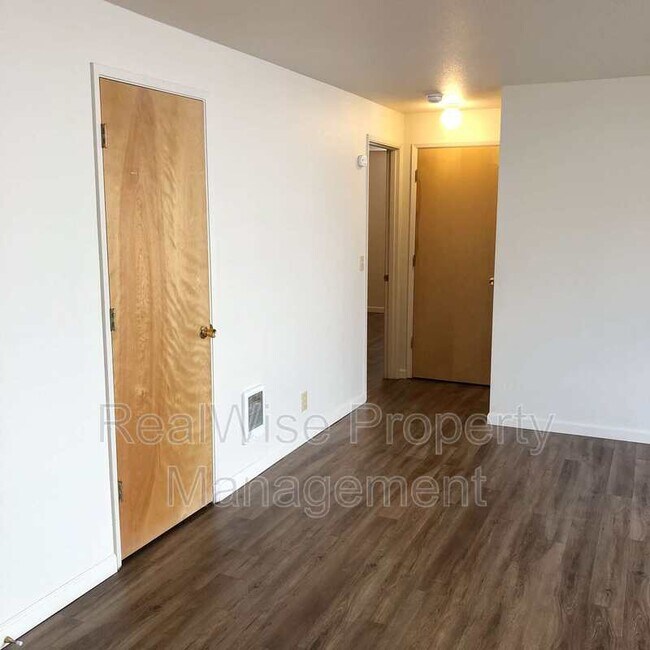 Building Photo - 1335 SW 16th St