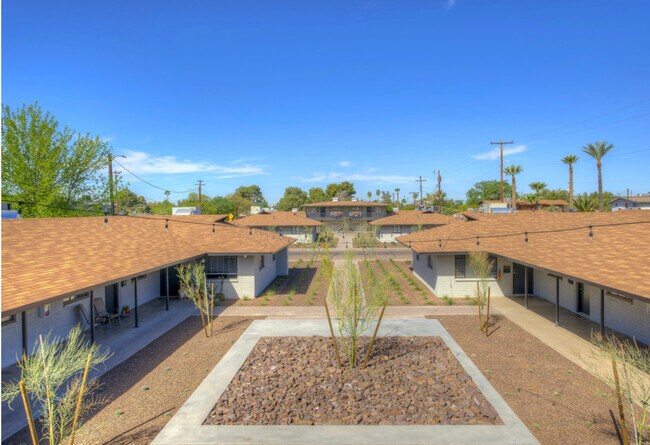 Patio de Melrose Flats - 746 W Turney Ave, Apt 8