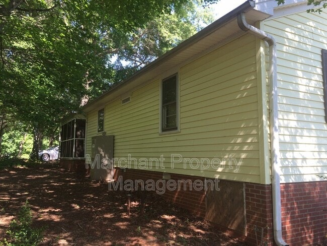 Building Photo - 237 Oak Rd