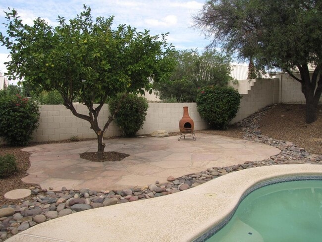 Building Photo - 5 bedroom 3 bath