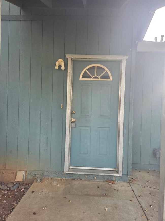 Building Photo - Nice townhouse in Anderson