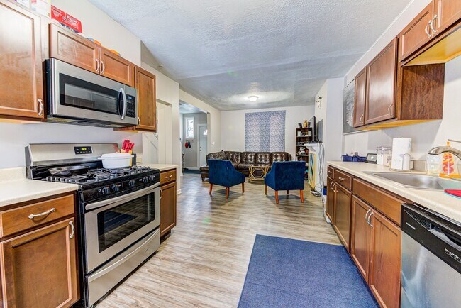 Building Photo - Available August  2026 - Beautiful 2.5 Bedroom, 1 Bath Home in Mt. Washington Area!