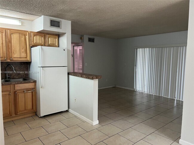 Foto del edificio - 465 NW 210th St